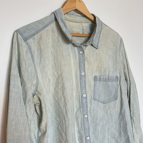 Gap chambray denim button-down shirt - Picture 2 of 4